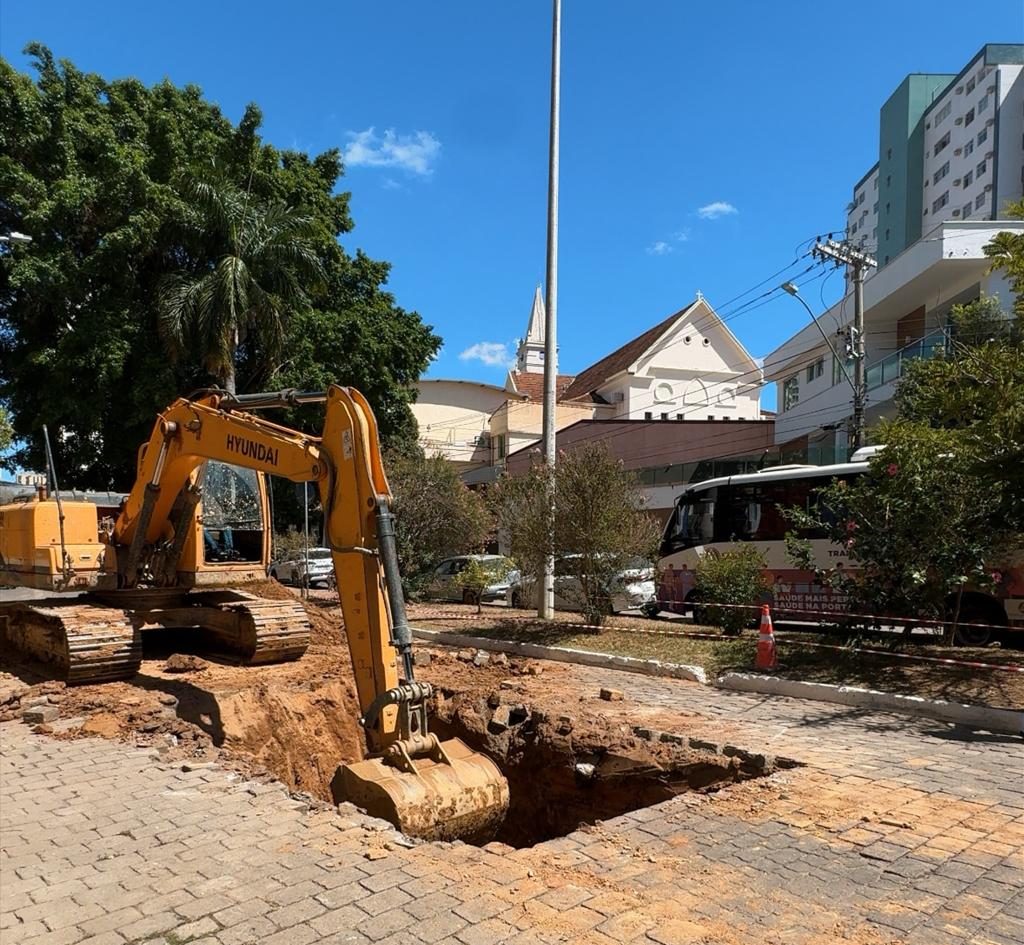 Trecho da Avenida Brasil recebe nova rede de esgoto Trecho da Avenida Brasil recebe nova rede de esgoto