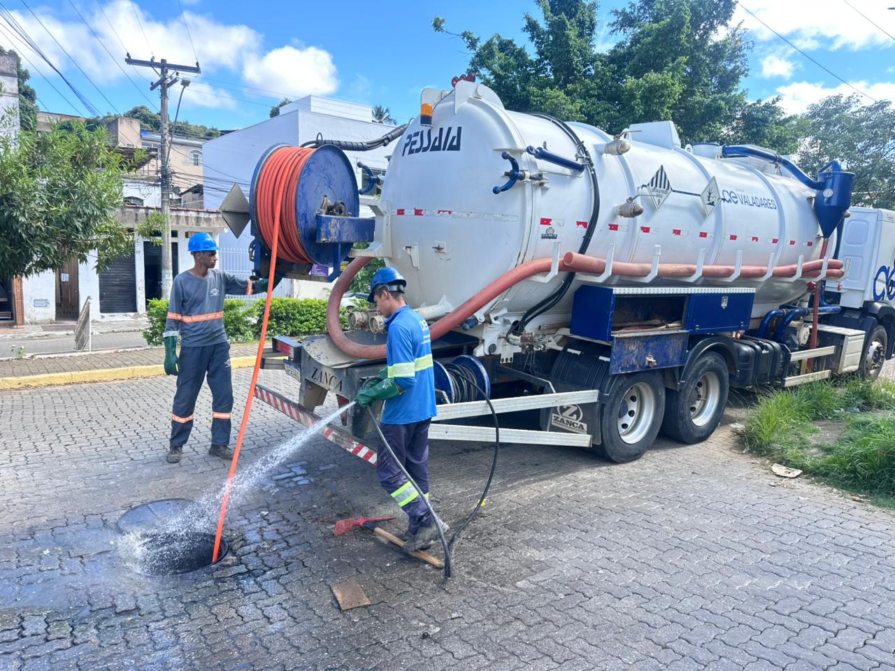 Águas de Valadares faz mutirão para identificar e desobstruir redes de esgoto