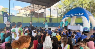 Alunos da E.M. Professora Simoni Maria da Cruz aprendem sobre tratamento da água com ajuda de mini ETA