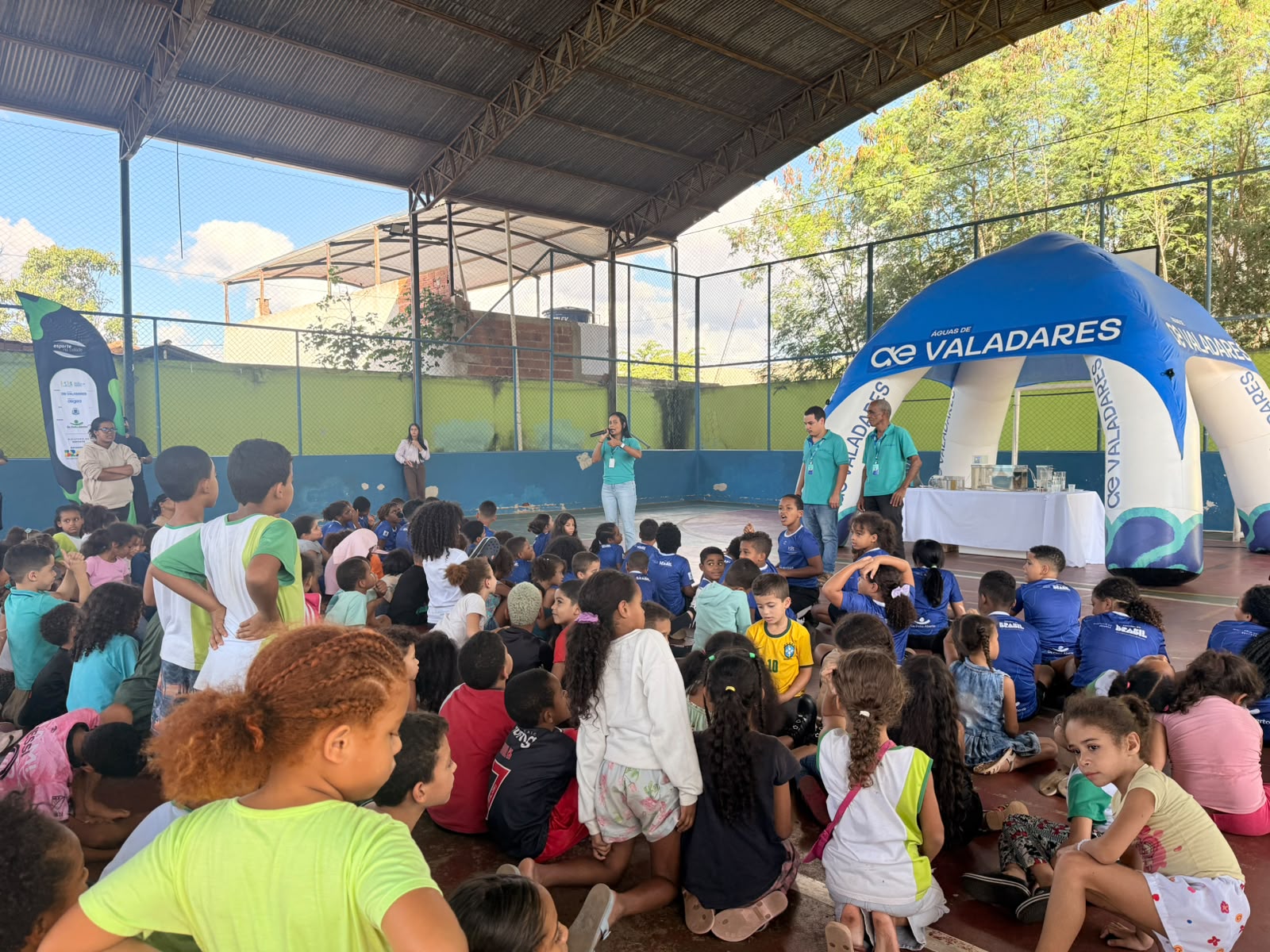 Alunos da E.M. Professora Simoni Maria da Cruz aprendem sobre tratamento da água com ajuda de mini ETA