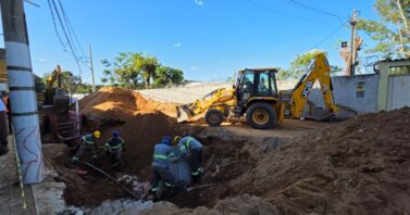 Obras para implantação de novas redes de esgoto na Avenida Brasil avançam